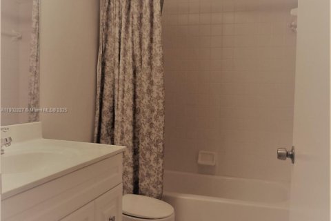 Condo in Pembroke Pines, Florida, 2 bedrooms  № 1956033 - photo 11