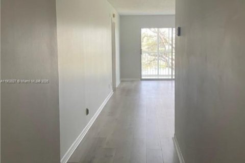 Condo in Pembroke Pines, Florida, 2 bedrooms  № 1956033 - photo 2