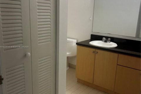 Condominio en venta en Hialeah, Florida, 1 dormitorio, 63.08 m2 № 1820378 - foto 12