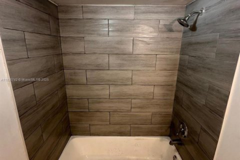 Condominio en venta en Hialeah, Florida, 1 dormitorio, 63.08 m2 № 1820378 - foto 15