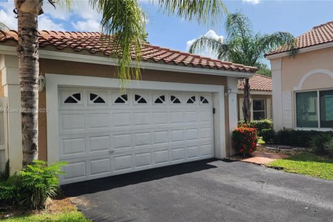 House in Plantation, Florida 4 bedrooms, 196.58 sq.m. № 1779572 - photo 2