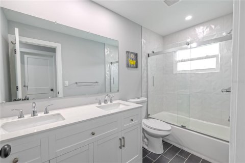House in Palm Harbor, Florida 3 bedrooms, 124.86 sq.m. № 1902958 - photo 4