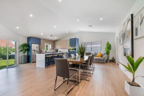 House in Miami, Florida 5 bedrooms, 199.28 sq.m. № 2044210 - photo 15