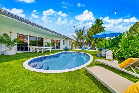 House in Miami, Florida 5 bedrooms, 199.28 sq.m. № 2044210 - photo 3