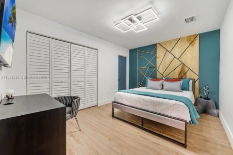 House in Miami, Florida 5 bedrooms, 199.28 sq.m. № 2044210 - photo 24