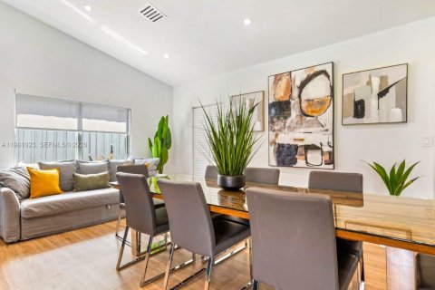 House in Miami, Florida 5 bedrooms, 199.28 sq.m. № 2044210 - photo 17