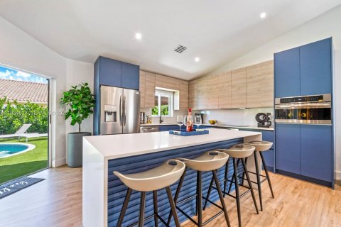 House in Miami, Florida 5 bedrooms, 199.28 sq.m. № 2044210 - photo 14