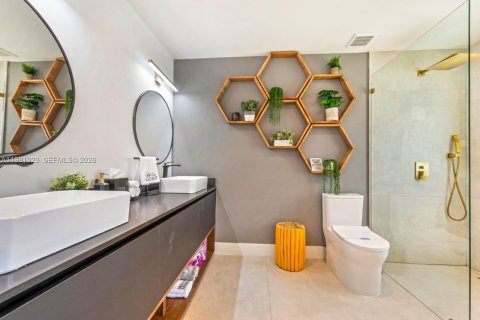 House in Miami, Florida 5 bedrooms, 199.28 sq.m. № 2044210 - photo 22