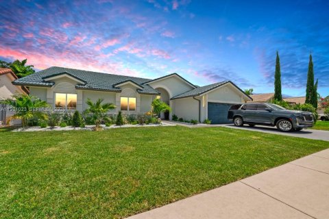 House in Miami, Florida 5 bedrooms, 199.28 sq.m. № 2044210 - photo 2