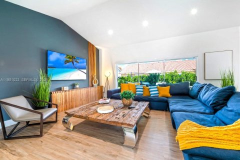 House in Miami, Florida 5 bedrooms, 199.28 sq.m. № 2044210 - photo 11