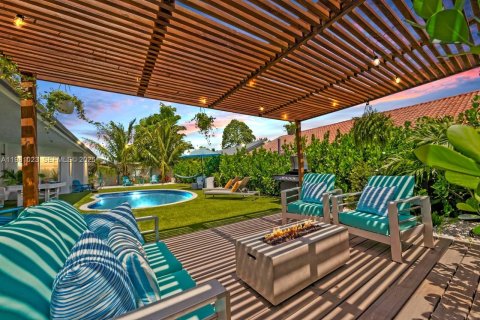 House in Miami, Florida 5 bedrooms, 199.28 sq.m. № 2044210 - photo 4