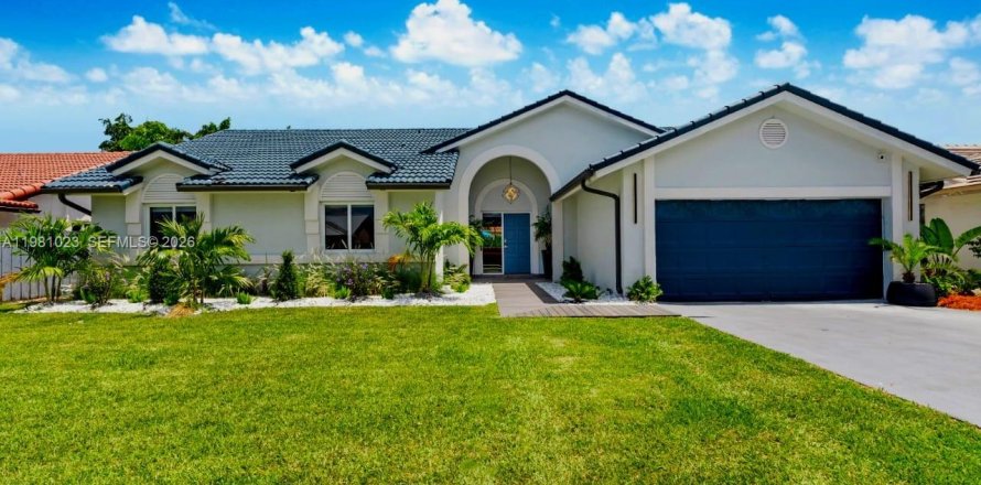 House in Miami, Florida 5 bedrooms, 199.28 sq.m. № 2044210