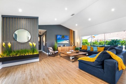 House in Miami, Florida 5 bedrooms, 199.28 sq.m. № 2044210 - photo 10