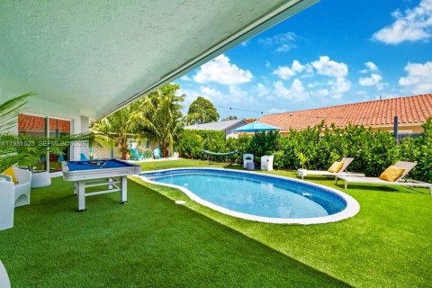 House in Miami, Florida 5 bedrooms, 199.28 sq.m. № 2044210 - photo 8