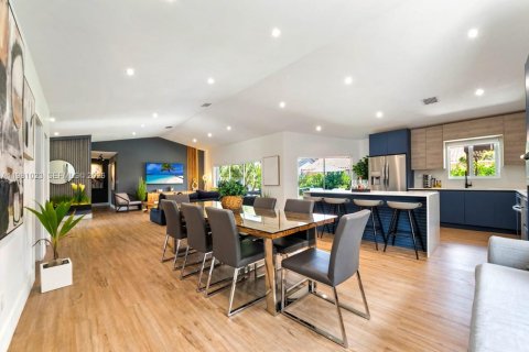 House in Miami, Florida 5 bedrooms, 199.28 sq.m. № 2044210 - photo 16