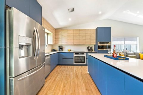 House in Miami, Florida 5 bedrooms, 199.28 sq.m. № 2044210 - photo 13