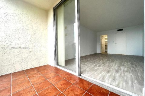 Снять в аренду кондоминиум в Халландейл-Бич, Флорида 1 спальня, 76.18м2, № 1842920 - фото 5