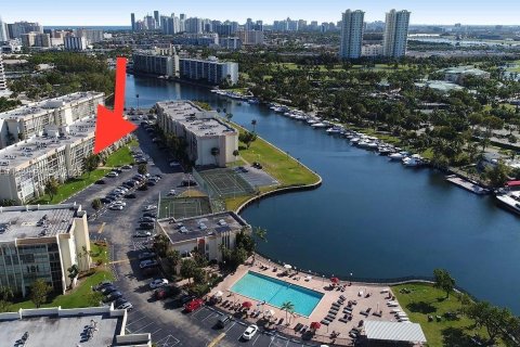 Снять в аренду кондоминиум в Халландейл-Бич, Флорида 1 спальня, 76.18м2, № 1842920 - фото 1