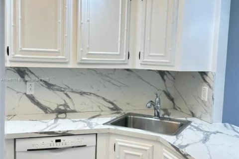 Снять в аренду кондоминиум в Халландейл-Бич, Флорида 1 спальня, 76.18м2, № 1842920 - фото 4