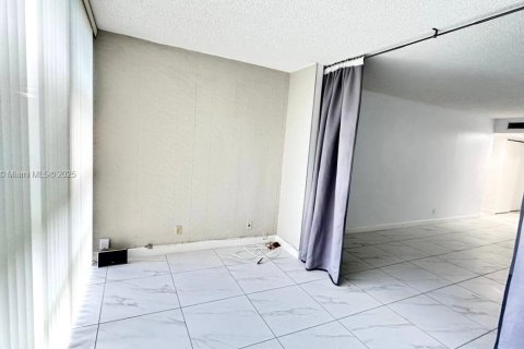 Снять в аренду кондоминиум в Халландейл-Бич, Флорида 1 спальня, 76.18м2, № 1842920 - фото 12