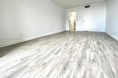 Снять в аренду кондоминиум в Халландейл-Бич, Флорида 1 спальня, 76.18м2, № 1842920 - фото 6