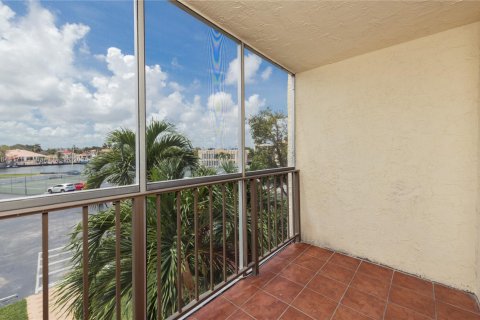 Снять в аренду кондоминиум в Халландейл-Бич, Флорида 1 спальня, 76.18м2, № 1842920 - фото 2