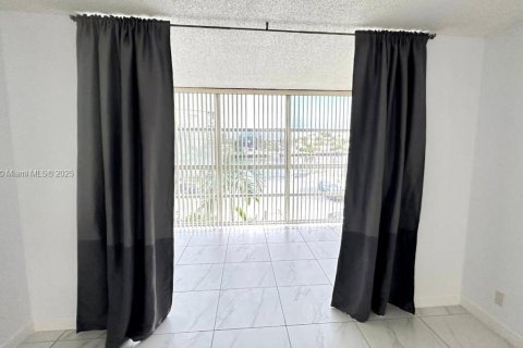 Снять в аренду кондоминиум в Халландейл-Бич, Флорида 1 спальня, 76.18м2, № 1842920 - фото 11