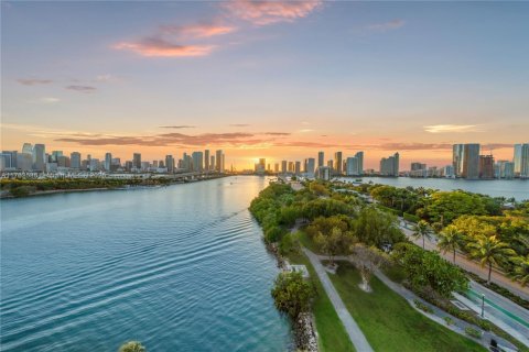 Купить кондоминиум в Майами, Флорида 1 спальня, 95.69м2, № 1977523 - фото 2