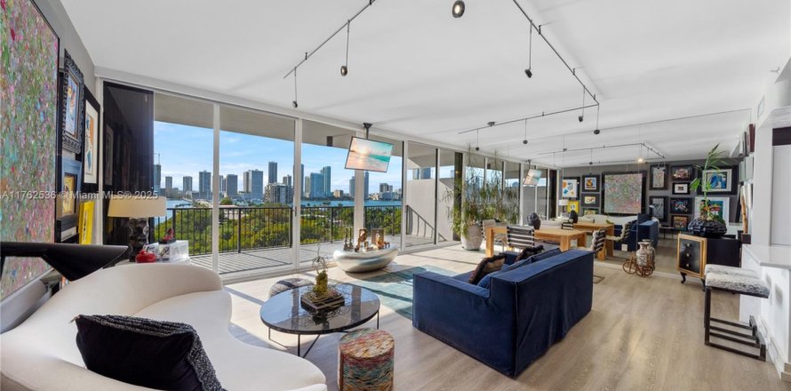 Кондоминиум с 1 спальней в Майами, Флорида № 1977523