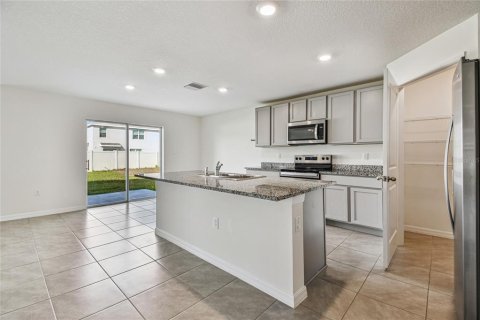 House in Tampa, Florida 4 bedrooms, 226.22 sq.m. № 2215664 - photo 4