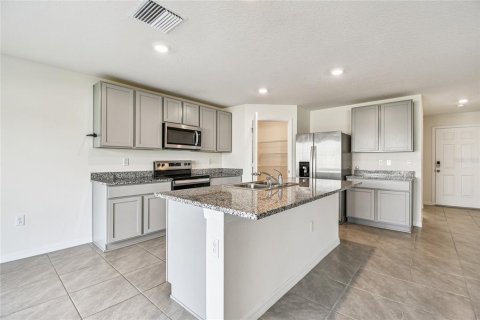 House in Tampa, Florida 4 bedrooms, 226.22 sq.m. № 2215664 - photo 5