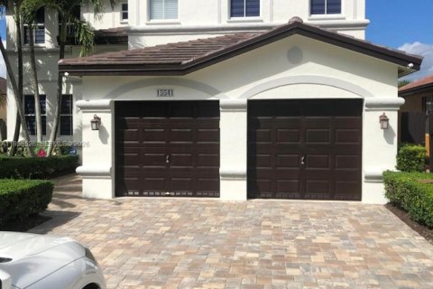 House in Miami, Florida 4 bedrooms, 220.36 sq.m. № 2010491 - photo 5