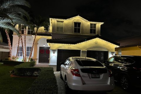 House in Miami, Florida 4 bedrooms, 220.36 sq.m. № 2010491 - photo 6