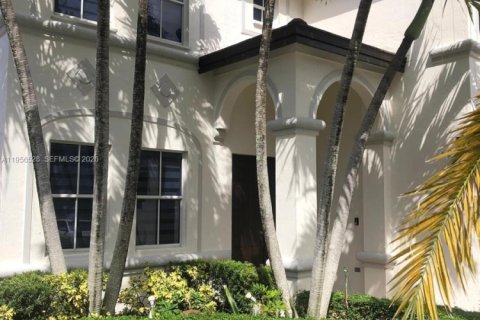 House in Miami, Florida 4 bedrooms, 220.36 sq.m. № 2010491 - photo 4