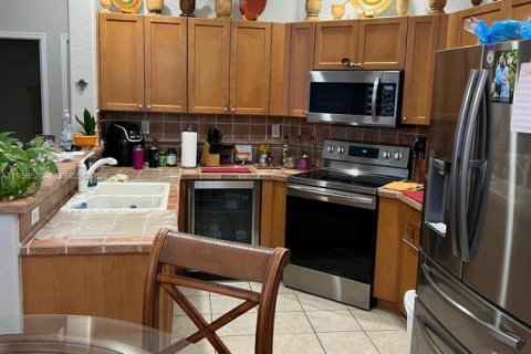 House in Miami, Florida 4 bedrooms, 220.36 sq.m. № 2010491 - photo 15