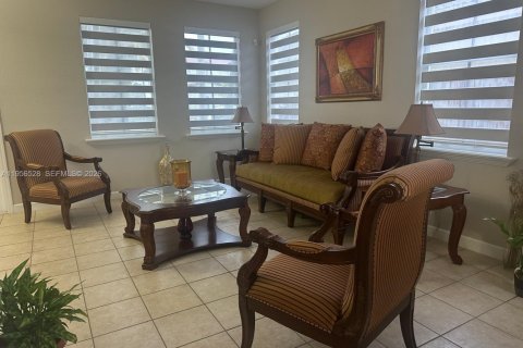 House in Miami, Florida 4 bedrooms, 220.36 sq.m. № 2010491 - photo 22