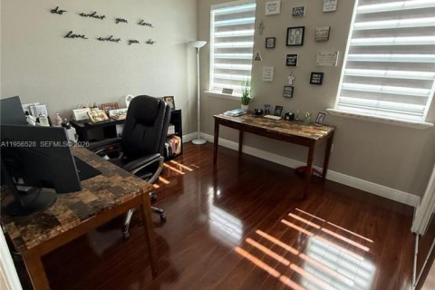 House in Miami, Florida 4 bedrooms, 220.36 sq.m. № 2010491 - photo 18