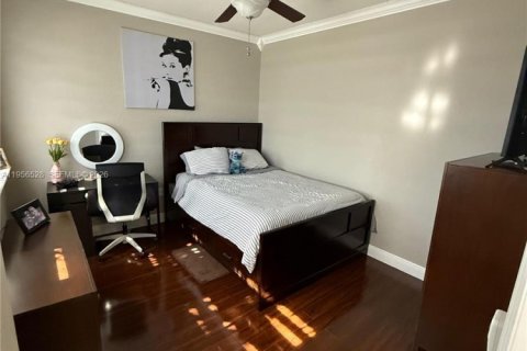 House in Miami, Florida 4 bedrooms, 220.36 sq.m. № 2010491 - photo 17