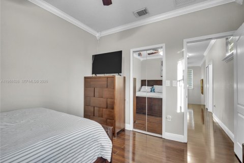 House in Miami, Florida 4 bedrooms, 220.36 sq.m. № 2010491 - photo 30