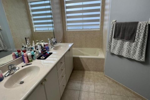 House in Miami, Florida 4 bedrooms, 220.36 sq.m. № 2010491 - photo 13