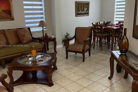 House in Miami, Florida 4 bedrooms, 220.36 sq.m. № 2010491 - photo 19