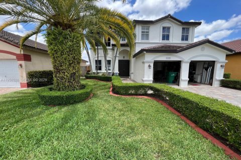 House in Miami, Florida 4 bedrooms, 220.36 sq.m. № 2010491 - photo 2