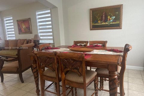 House in Miami, Florida 4 bedrooms, 220.36 sq.m. № 2010491 - photo 21