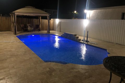 House in Miami, Florida 4 bedrooms, 220.36 sq.m. № 2010491 - photo 7