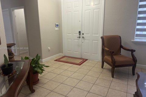 House in Miami, Florida 4 bedrooms, 220.36 sq.m. № 2010491 - photo 14