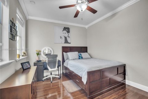 House in Miami, Florida 4 bedrooms, 220.36 sq.m. № 2010491 - photo 29