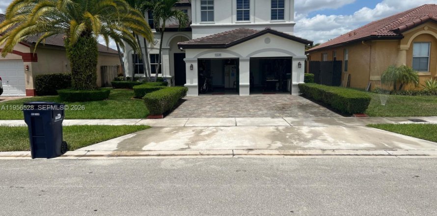 House in Miami, Florida 4 bedrooms, 220.36 sq.m. № 2010491