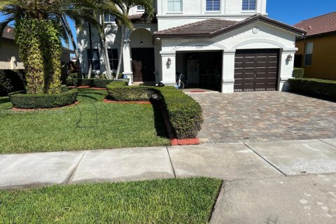 House in Miami, Florida 4 bedrooms, 220.36 sq.m. № 2010491 - photo 3