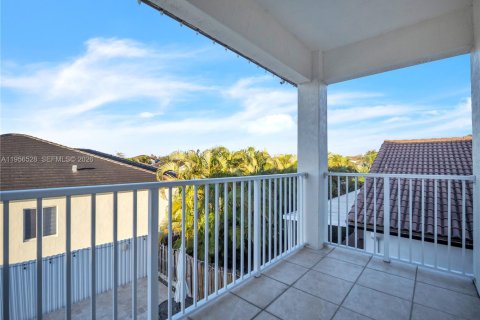 House in Miami, Florida 4 bedrooms, 220.36 sq.m. № 2010491 - photo 23