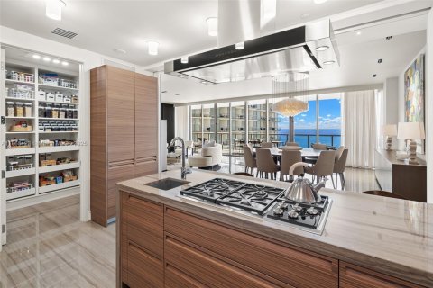 Condominio en venta en Bal Harbour, Florida, 3 dormitorios, 363.43 m2 № 1928933 - foto 9